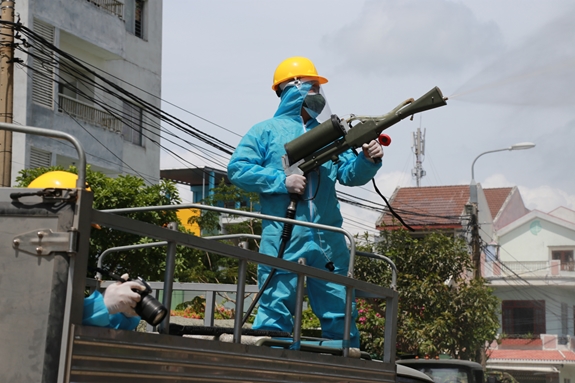 Bộ đội phòng hóa xuất kích tiêu độc, khử khuẩn